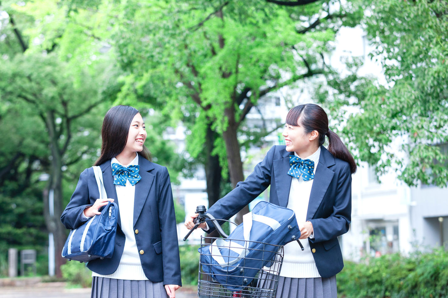 制服姿で通学路を歩く学生たち