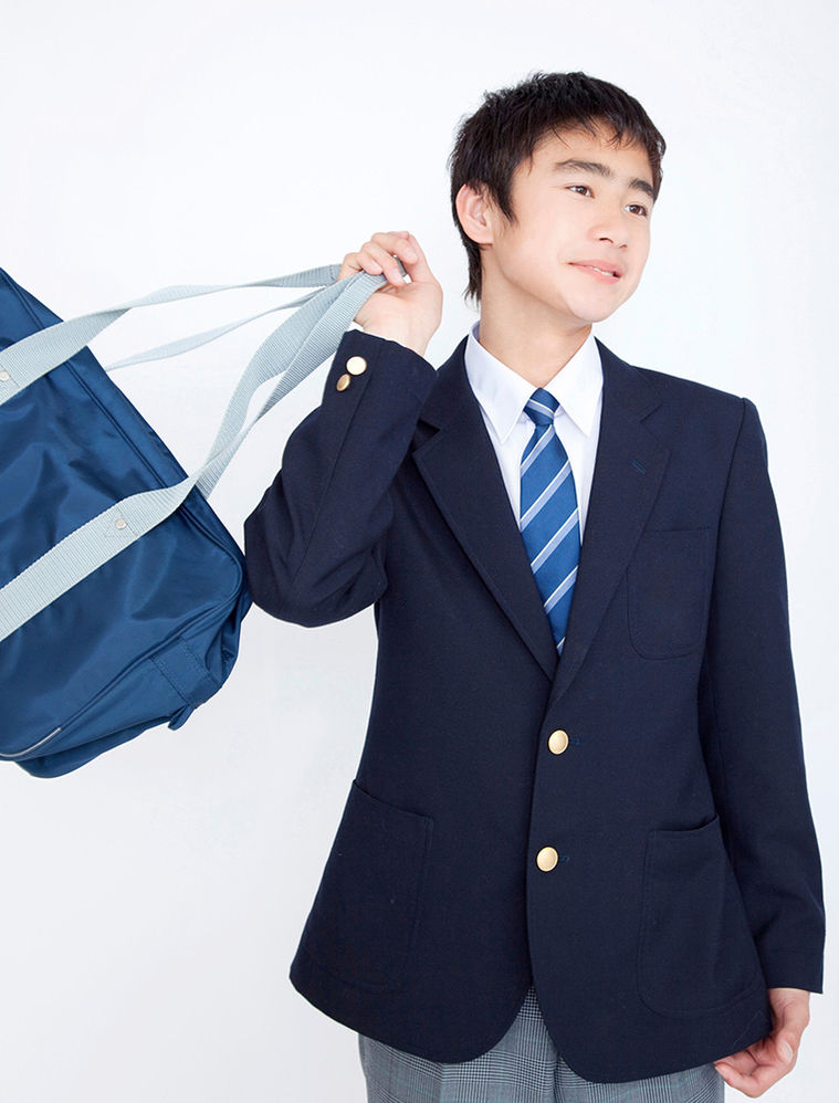 紺のブレザー制服を着た男子生徒